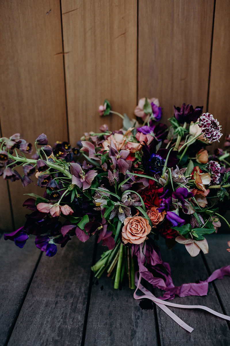 Яркий букет невесты в фиолетово-черничной гамме