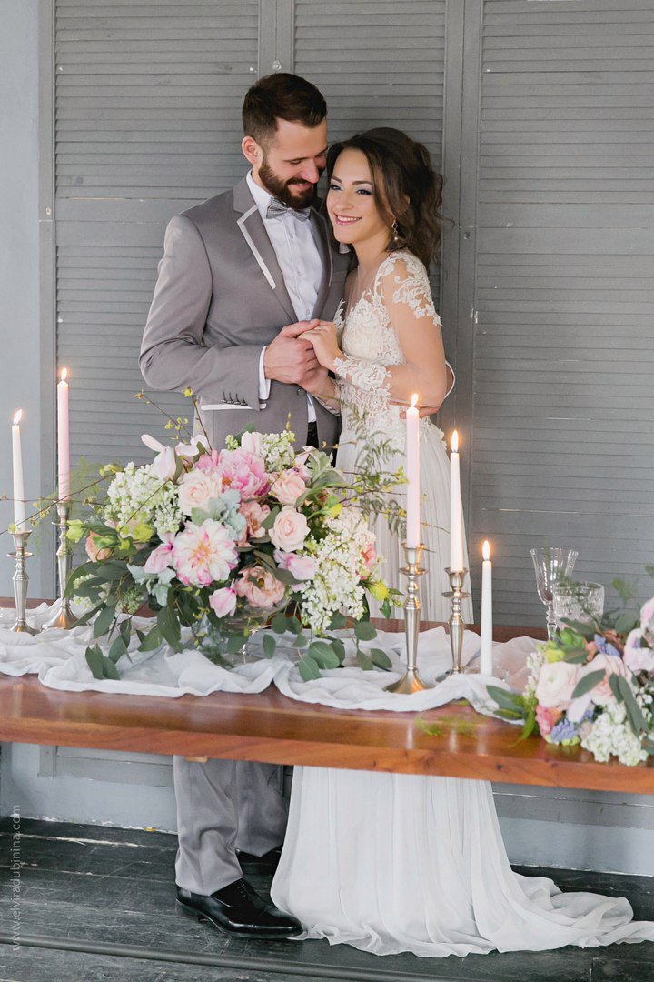 свадебная фотосессия. Декор свадебного стола. цветы в декоре. образ невесты. свадебное платье. цветочная композиция на столе. флористика