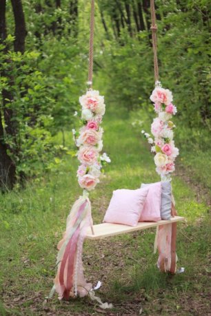 Качели в декоре свадебной фотозоны