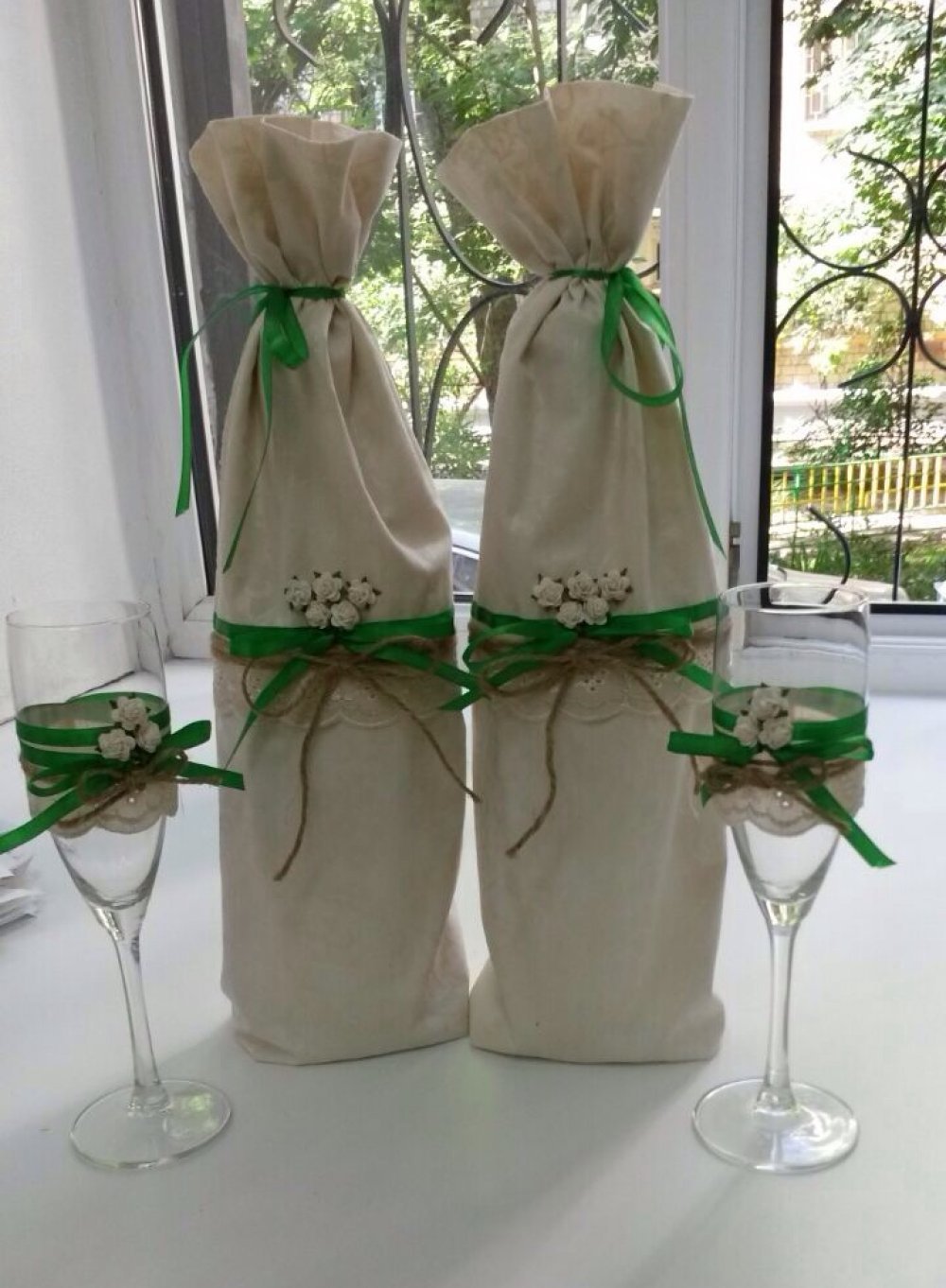 Оформление бутылок шампанского и бокалов Жениха и Невесты