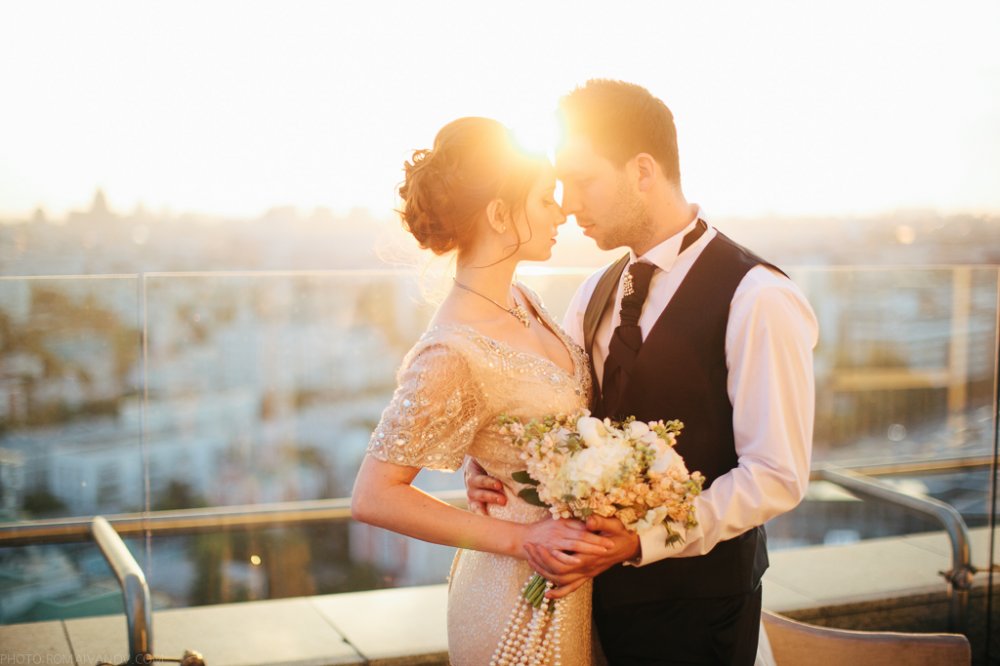Свадьба в стиле Винтаж. Фото жениха и невесты на закате