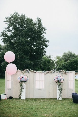 Свадебная фотозона из дверей