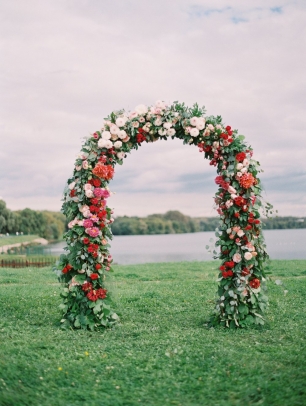 Цветочная свадебная арка