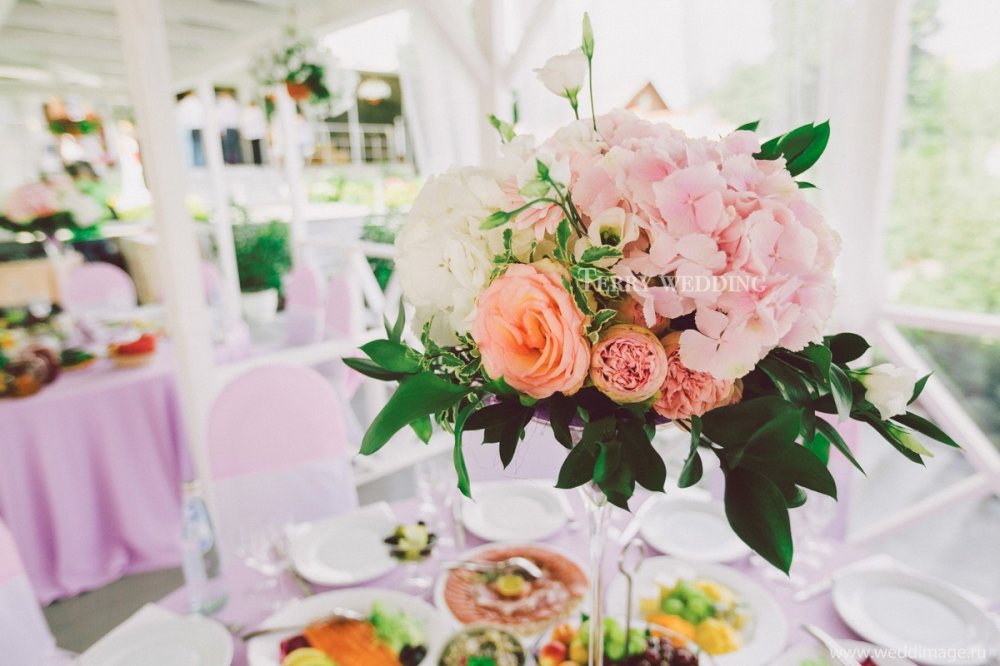 Композиции на столах гостей