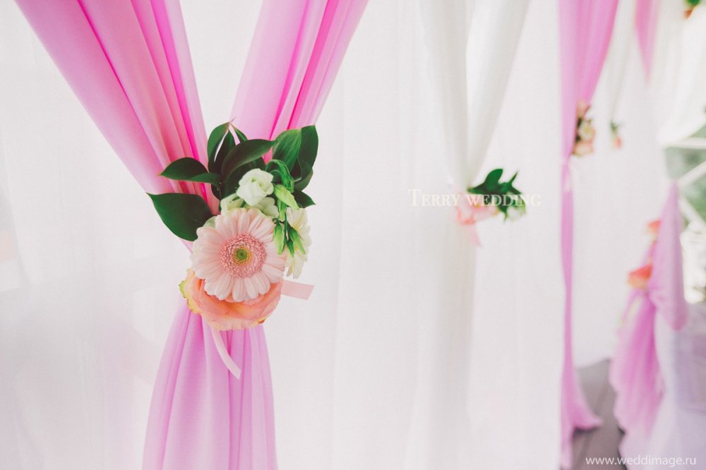 Задник за столом жениха и невесты