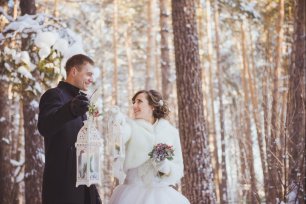 Прогулка молодоженов в зимнем лесу