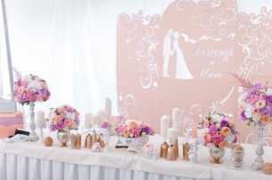 Классическое нежное оформление стола молодоженов