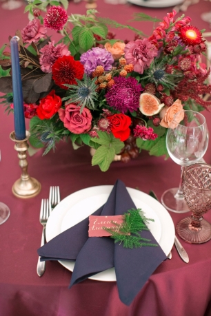 Композиция на стол гостей в насыщенно-цветовой гамме