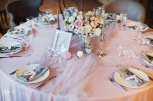 Стол гостей в розово-серой гамме