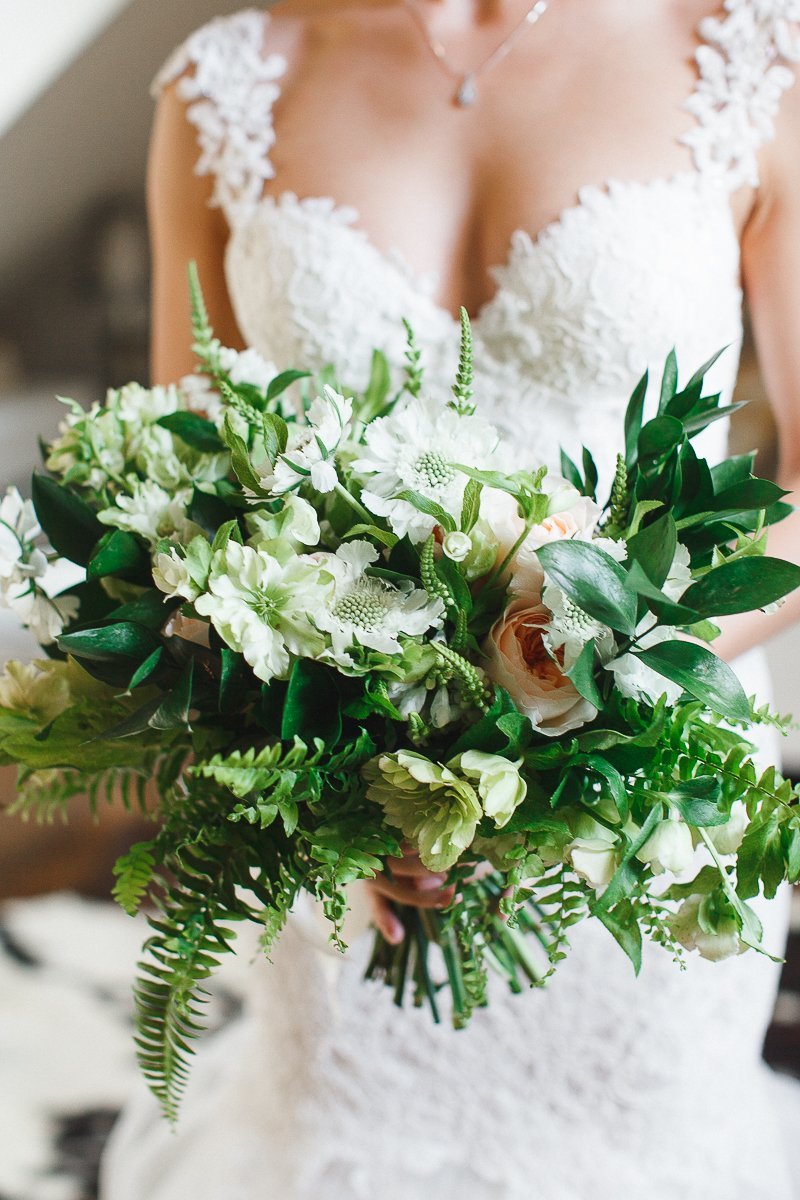 Букет невесты с многочисленной зеленью