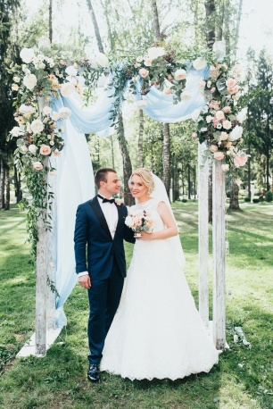 Свадебная арка в классических тонах