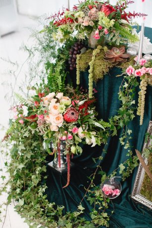 Цветочная композиция в металлической вазе