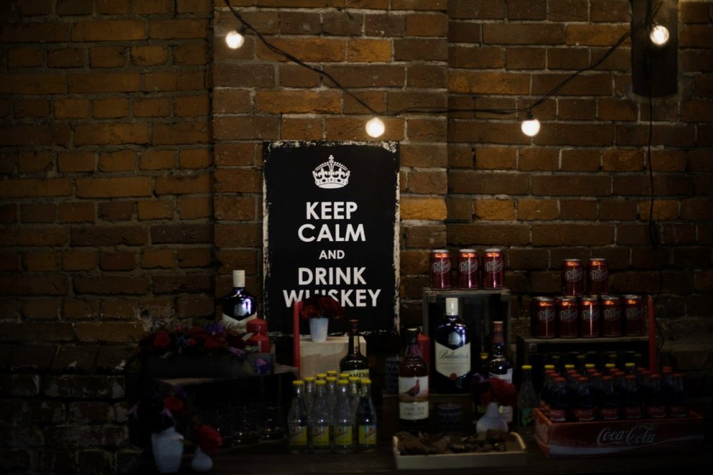 оформление виски-бара для свадебной Рок-вечеринки