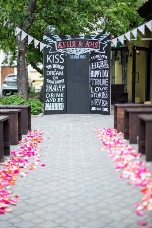 меловая доска может выполнять роль места церемонии, а затем фотозоны