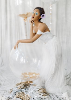 Невеста в большим шаром