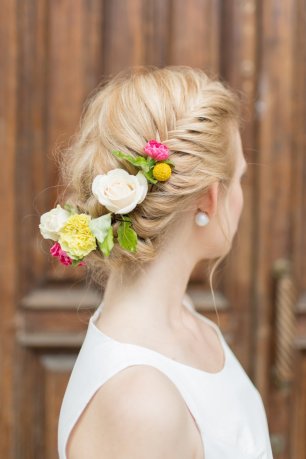 Цветы в волосах невесты