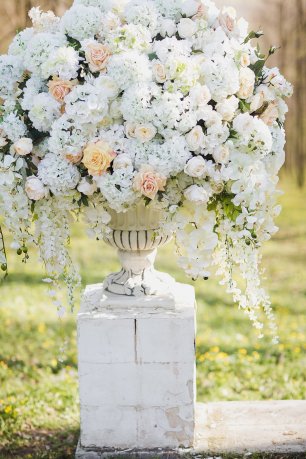 Цветочная композиция в каменной вазе