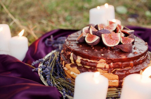 свадебный торт с инжиром, декор РОЗМАРИН