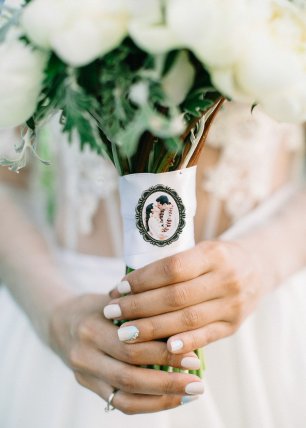 Букет с белыми пионами. Ножка украшена винтажной брошью с фотографией молодожен