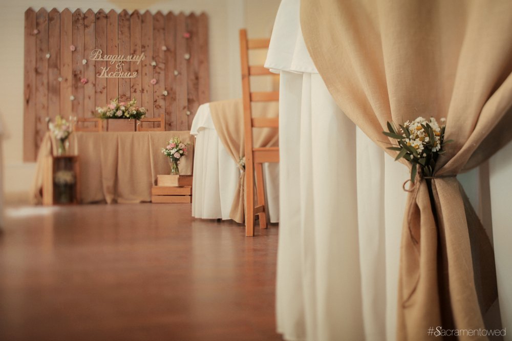 Оформление зала в стиле "рустик"