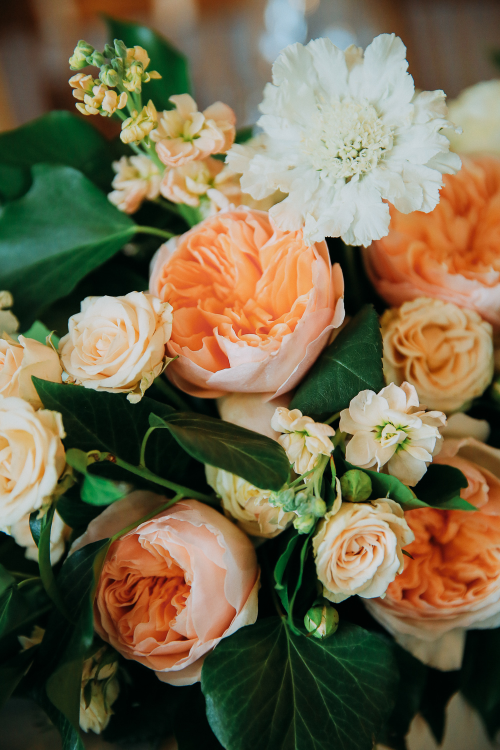 Композиция на президиум с пионовидными розами