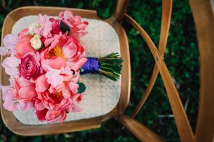 Яркий букет с пионами