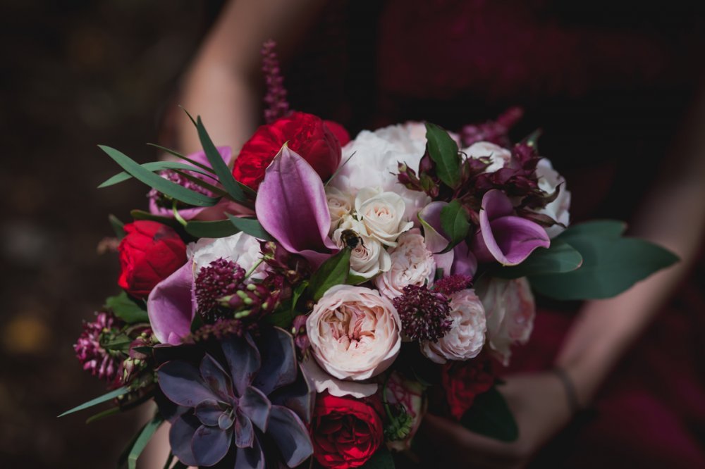 Букет невесты с каллами, пионовидными розами и суккулентами