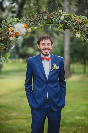 Насыщенно-синий костюм жениха