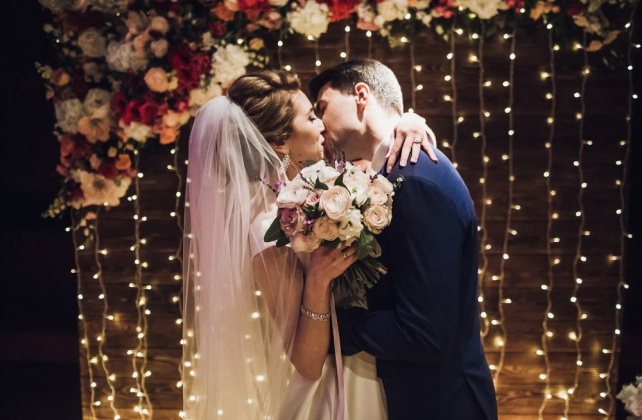 освещение на свадьбе, светодиодные гирлянды в декоре свадьбы, декор ЛЮБИ И ЦВЕТИ