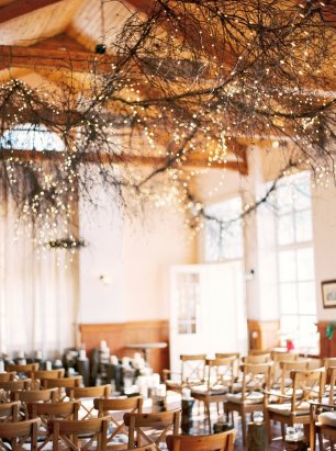 Гирлянда на потолке в декоре с ветками