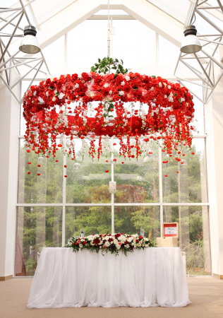 свадьба в красном цвете, цветочная подвесная композиция на потолке, декор DI DESIGN