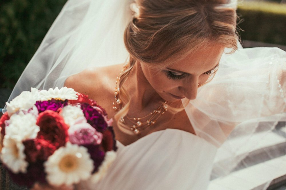 Букет невесты с неожиданным сочетанием гермини и пионовидных роз