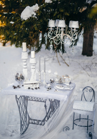 романтичная зимняя свадьба, винтажная люстра в декоре свадьбы, декор БЕЛАЯ ВОРОНА, МАСТЕРСКАЯ