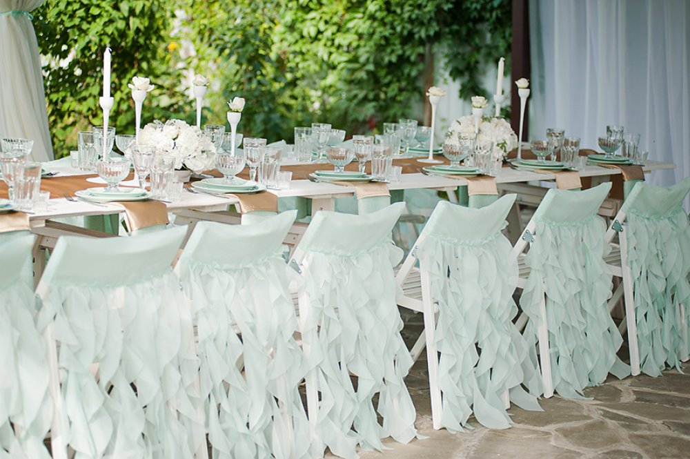 Оформление банкета и выездной регистрации на территории загородного дома.  В качестве основных оттенков были выбраны мятный и золотой.