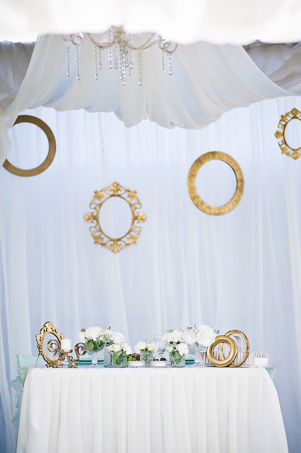 Президиум был декорирован воздушными драпировками, золочеными рамами и нежной флористикой.