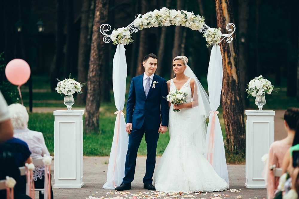 Оформление и организация выездной регистрации. Дом отдыха "Дракино". Белая кованная арка смотрится легко и изысканно.