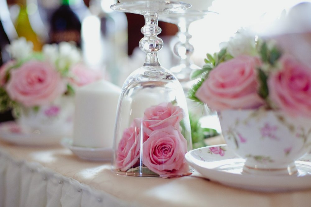 Флористическое оформление в стиле шебби-шик. Вместо ваз - нежные чашечки словно из бабушкиного буфета.