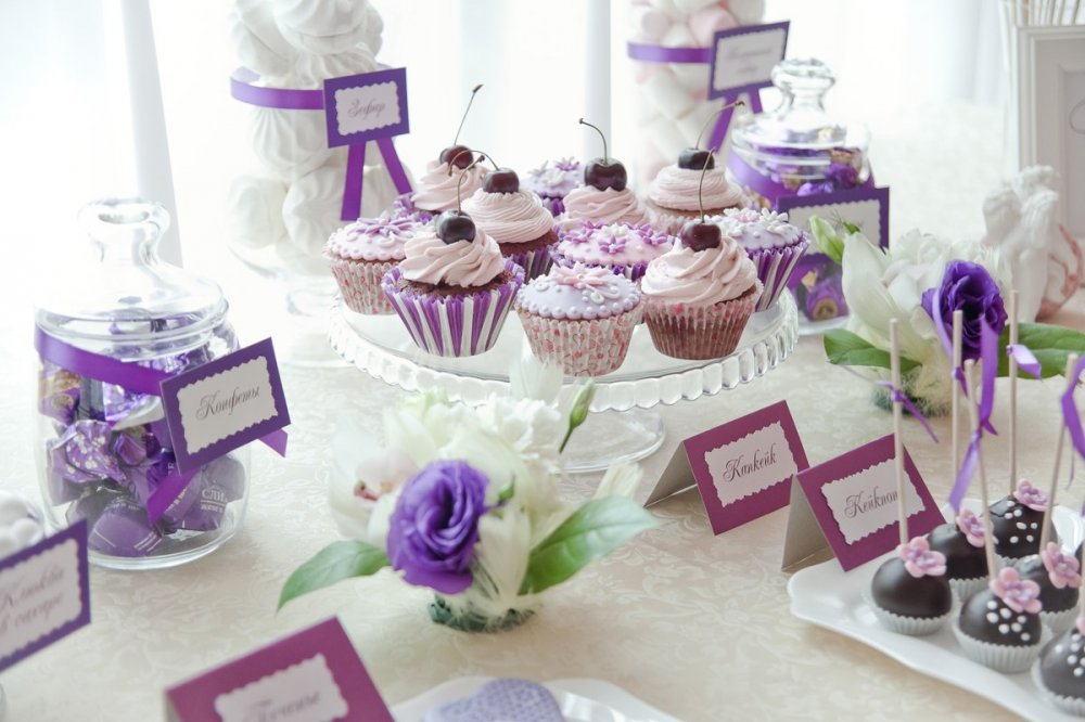 Оформление сладкого стола. Сладкий стол выполнен в цветах свадьбы. Выглядит не только аппетитно, но и очень нарядно.