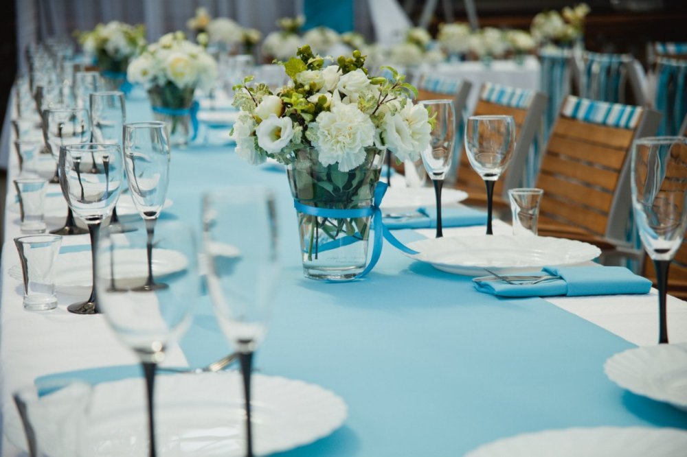 Оформление гостевых столов. Бирюзовые напероны и салфетки добавляют "морского" настроения).