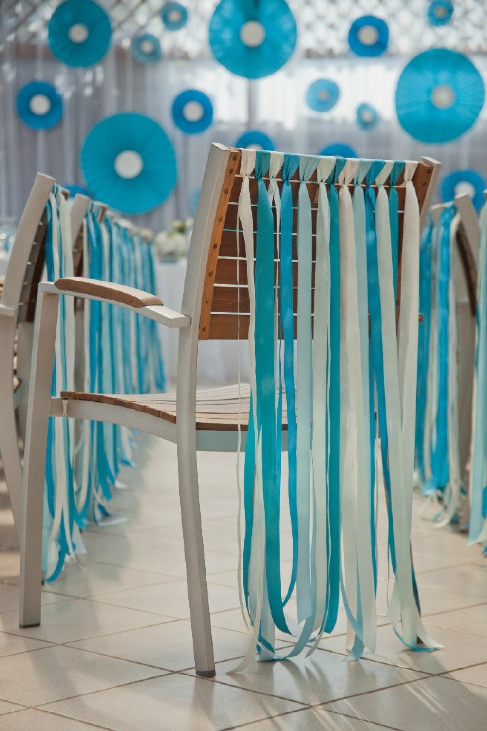 Оформление стульев. Стильное украшение стульев для свадьбы на открытом воздухе.