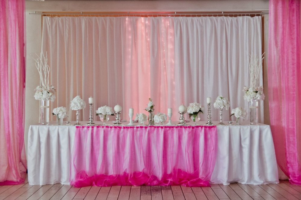 Оформление президиума. Подсвечники и вазы различных размеров и форм смотрятся выразительно и элегантно. Яркий акцент - органза цвета фуксии.