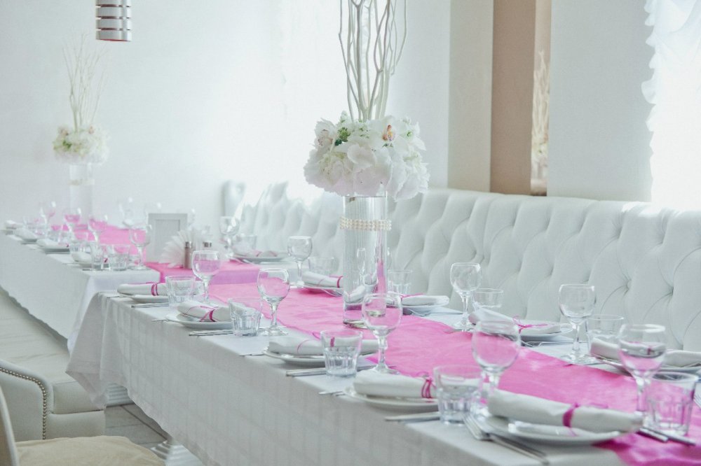 Оформление гостевых столов. Яркие напероны, салфетки украшенные лентой и изысканные флористические композиции с ветками и жемчугом.