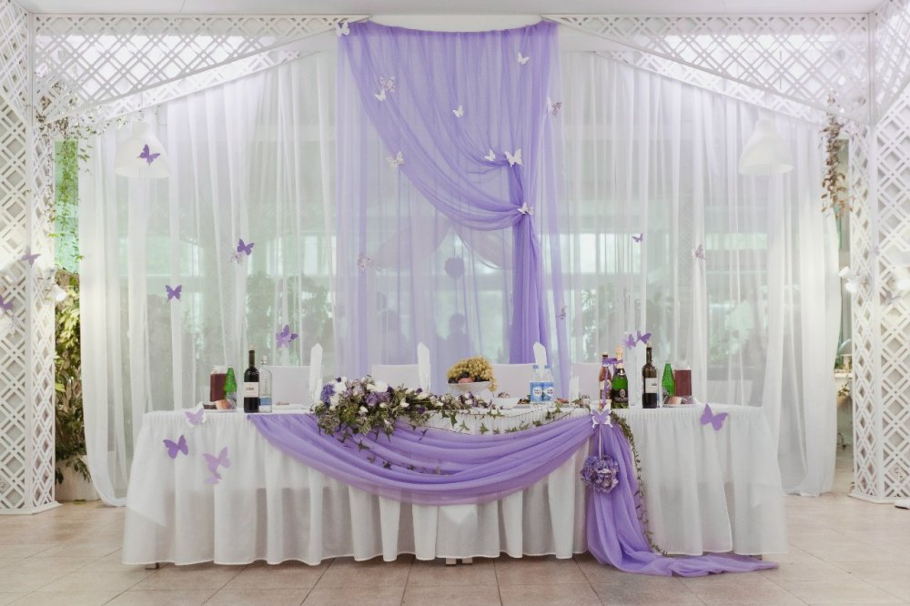 Оформление президиума. Белая и лиловая вуаль в сочетании с нежными бабочками из дизайнерской бумаги.