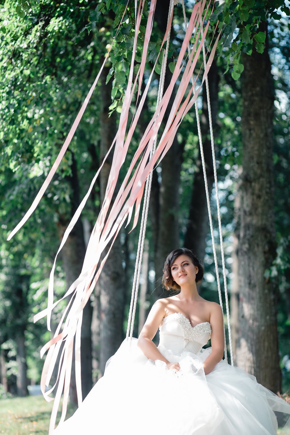 Оформление фотозоны. Качели, украшенные атласными лентами. Также возможен декор флористикой.