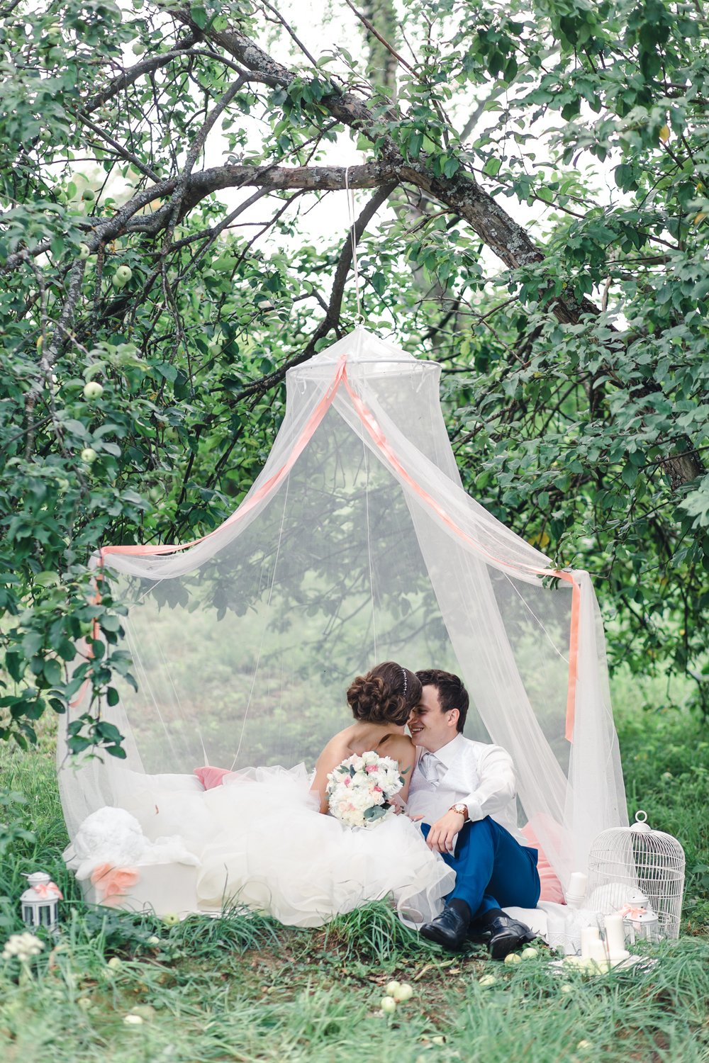 Воздушный шатер под яблоней с мягкими пледами, подушками и красивыми аксессуарами