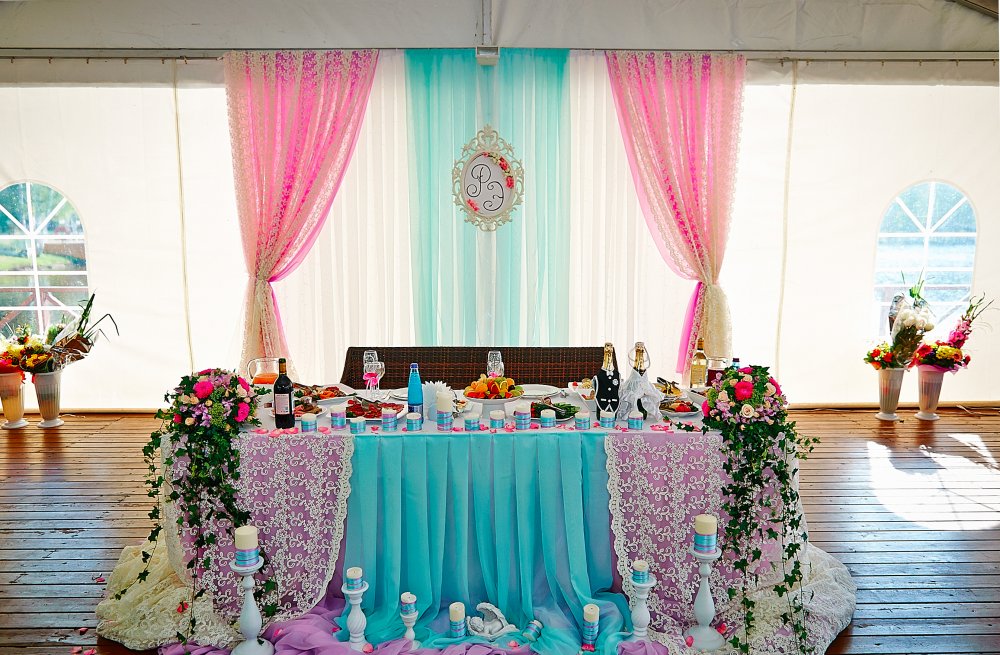 Фон и стол молодожен.