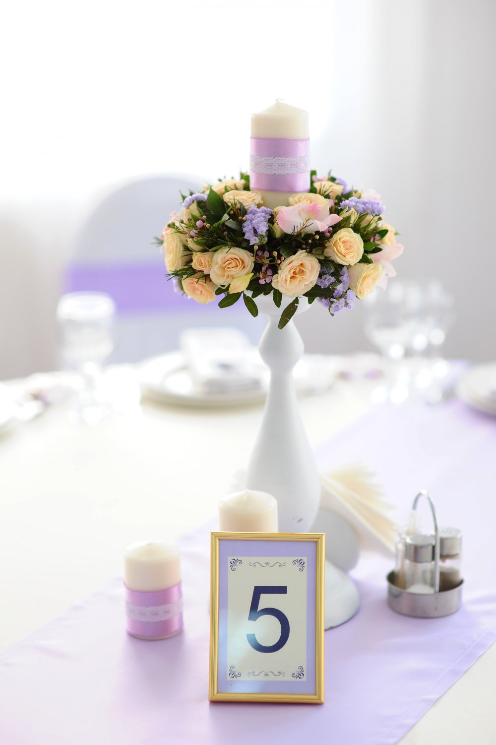 Для украшения столов гостей использовались живые цветы.