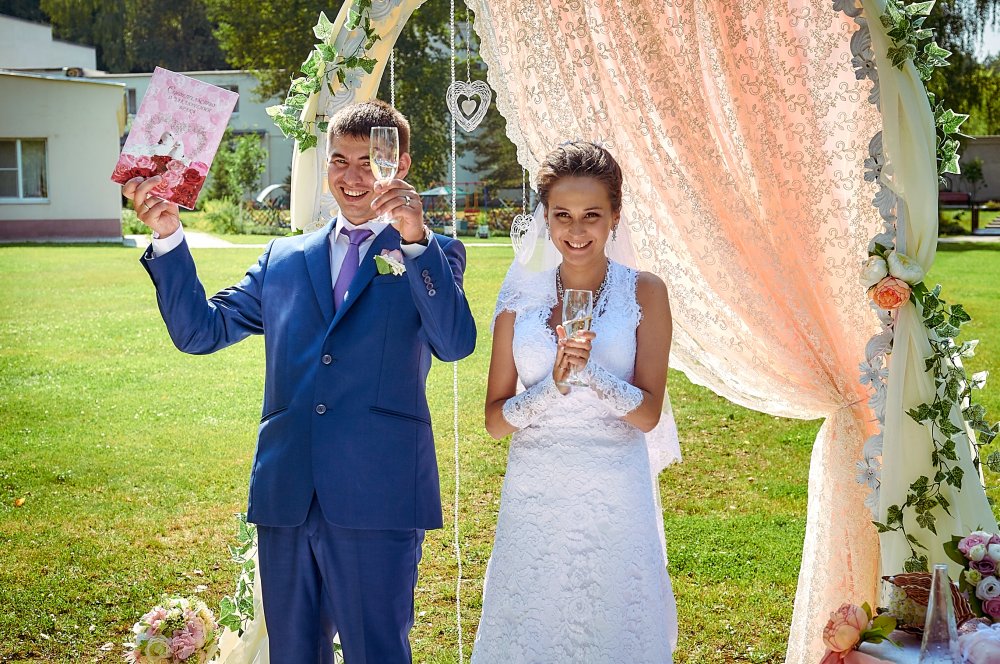 Оформление выездной регистрации в персиковых тонах