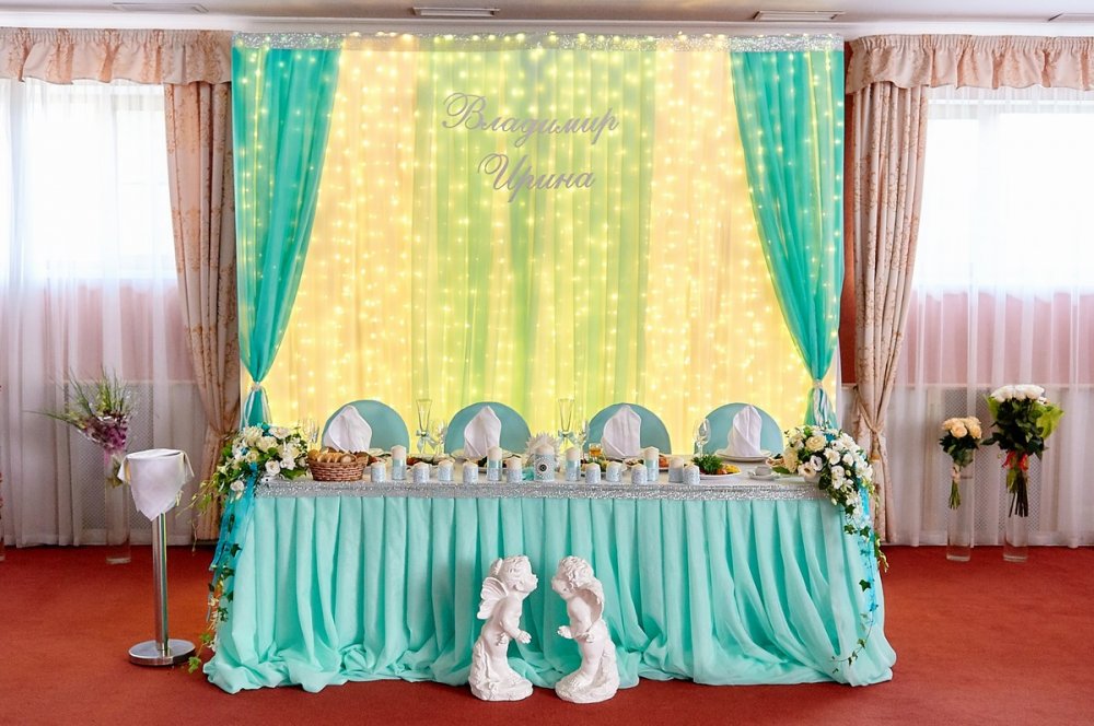 Президиум и фон. Оформление в стиле Тиффани