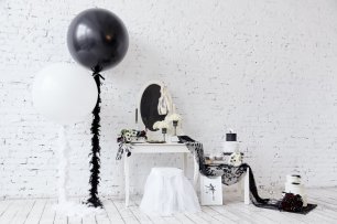 Черно-белое оформление студии